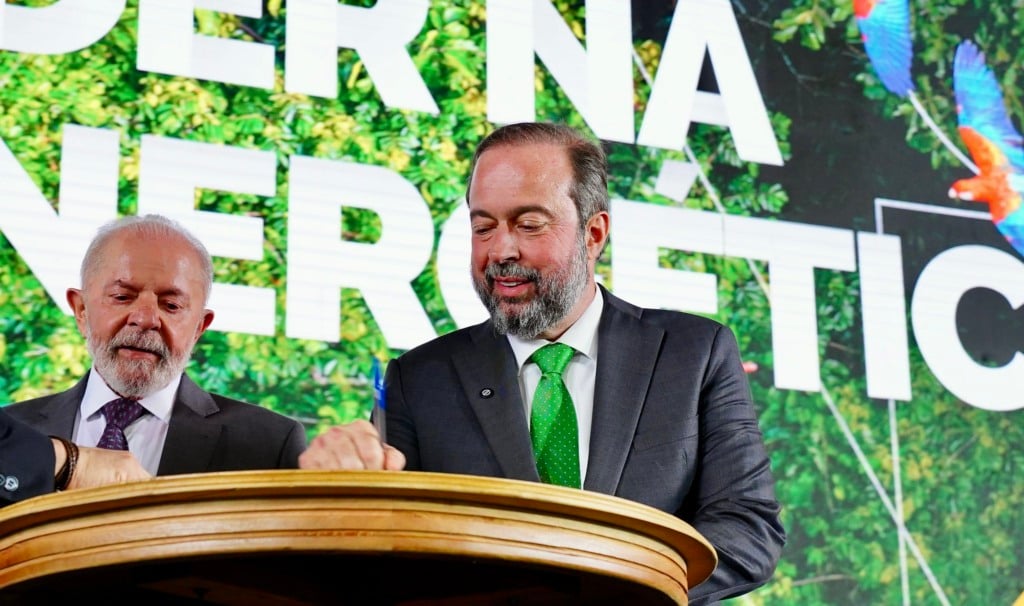 Lula e Alexandre Silveira participam da cerimônia de sanção da lei Combustível do Futuro, em 8 de outubro de 2024, na Base Aérea de Brasília/DF (Foto Tauan Alencar/MME)