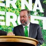 Lula e Alexandre Silveira participam da cerimônia de sanção da lei Combustível do Futuro, em 8 de outubro de 2024, na Base Aérea de Brasília/DF (Foto Tauan Alencar/MME)
