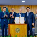 Lula, ministros e presidentes do Congresso, durante cerimônia de assinatura da MP "Brasil Soberano", no Palácio do Planalto (DF), em 13 de agosto de 2025 (Foto Ricardo Stuckert/PR)