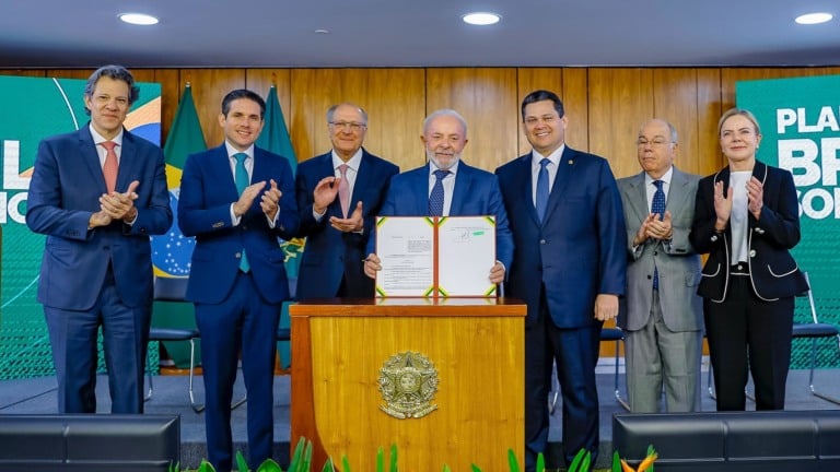 Lula, ministros e presidentes do Congresso, durante cerimônia de assinatura da MP "Brasil Soberano", no Palácio do Planalto (DF), em 13 de agosto de 2025 (Foto Ricardo Stuckert/PR)