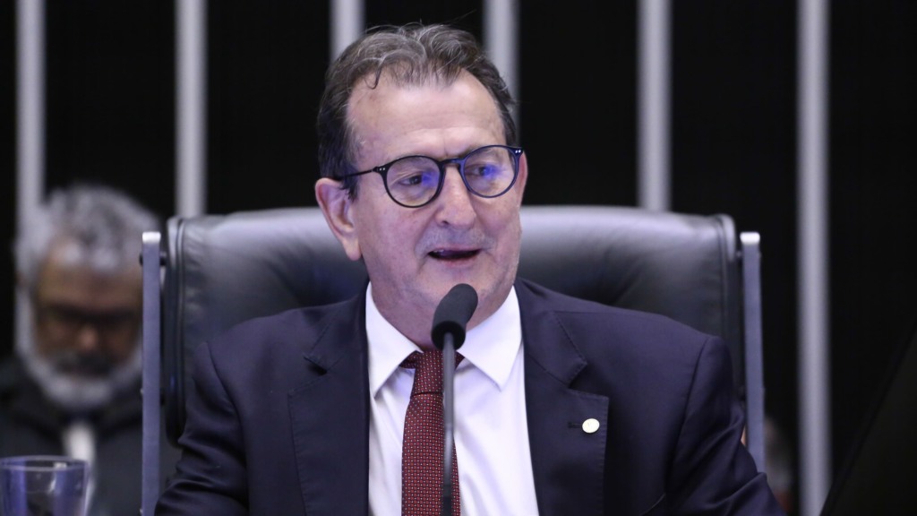 Nilto Tatto, à mesa do plenário, durante sessão solene na Câmara, em 26 de agosto de 2025 (Foto Vinicius Loures/Câmara dos Deputados)
