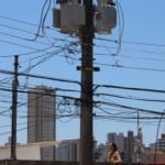 Poste de energia elétrica da rede da Enel, na Via da Saúde (SP), com cabos desconectados durante apagão, em 6 de novembro de 2023 (Foto Rovena Rosa/Agência Brasil)