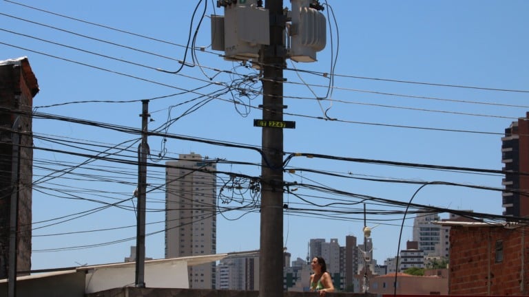 Poste de energia elétrica da rede da Enel, na Via da Saúde (SP), com cabos desconectados durante apagão, em 6 de novembro de 2023 (Foto Rovena Rosa/Agência Brasil)