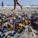 Ressaca no mar acumula lixo plástico na praia do Leme, no Rio, após passagem de um ciclone extratropical, em 30 de julho de 2025 (Foto Fernando Frazão/Agência Brasil)
