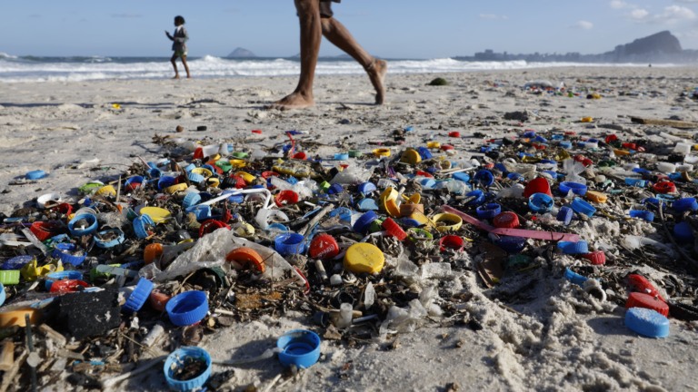 Ressaca no mar acumula lixo plástico na praia do Leme, no Rio, após passagem de um ciclone extratropical, em 30 de julho de 2025 (Foto Fernando Frazão/Agência Brasil)