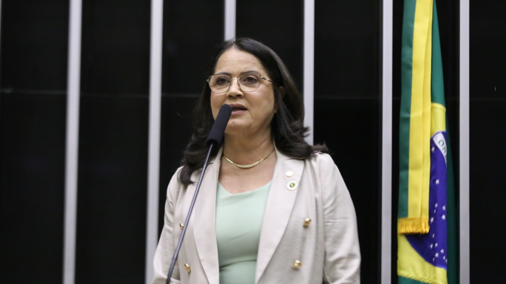 Rosângela Reis, à tribuna do plenário, fala durante sessão solene na Câmara, em 5 de agosto de 2025 (Foto Kayo Magalhães/Câmara dos Deputados)