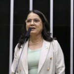 Rosângela Reis, à tribuna do plenário, fala durante sessão solene na Câmara, em 5 de agosto de 2025 (Foto Kayo Magalhães/Câmara dos Deputados)
