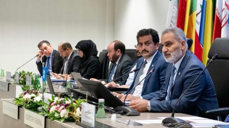 Secretário-geral da Opep, Haitham Al-Ghais (à direita), durante reunião do cartel (Foto Divulgação)