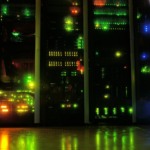 Servidor com as luzes acesas em data center (Foto kewl/Pixabay)
