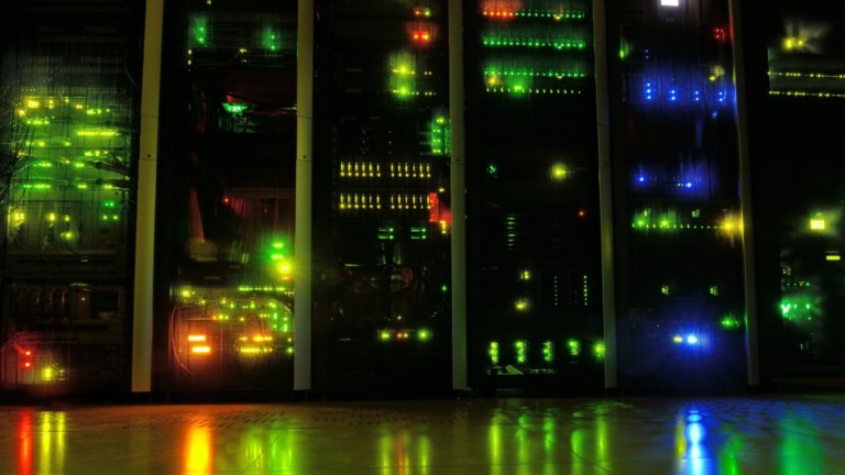 Servidor com as luzes acesas em data center (Foto kewl/Pixabay)