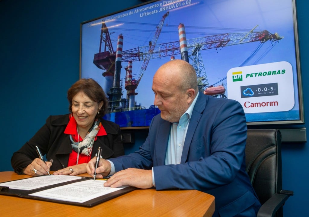 A diretora de Exploração e Produção da Petrobras, Sylvia Anjos, e o CEO da OOS International, Leon Overdulve, celebram assinatura de contratos das embarcações do tipo Liftboat. Foto: Eduardo Gaspar/Petrobras