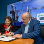 A diretora de Exploração e Produção da Petrobras, Sylvia Anjos, e o CEO da OOS International, Leon Overdulve, celebram assinatura de contratos das embarcações do tipo Liftboat. Foto: Eduardo Gaspar/Petrobras