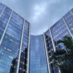 Vista de baixo da fachada espelhada do Centro Empresarial Senado (Edisen), da Petrobras, no Centro do Rio de Janeiro (Foto Agência Petrobras)