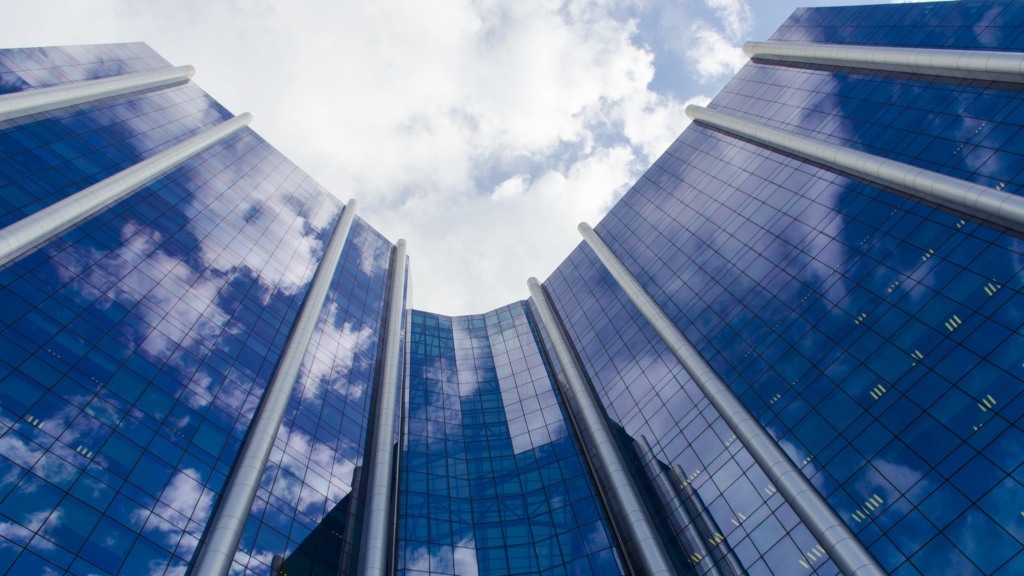 Vista de baixo do Centro Empresarial Senado (Edisen), da Petrobras, no Centro do Rio de Janeiro, com nuvens refletidas na fachada espelhada (Foto André Motta de Souza/Agência Petrobras)