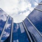 Vista de baixo do Centro Empresarial Senado (Edisen), da Petrobras, no Centro do Rio de Janeiro, com nuvens refletidas na fachada espelhada (Foto André Motta de Souza/Agência Petrobras)