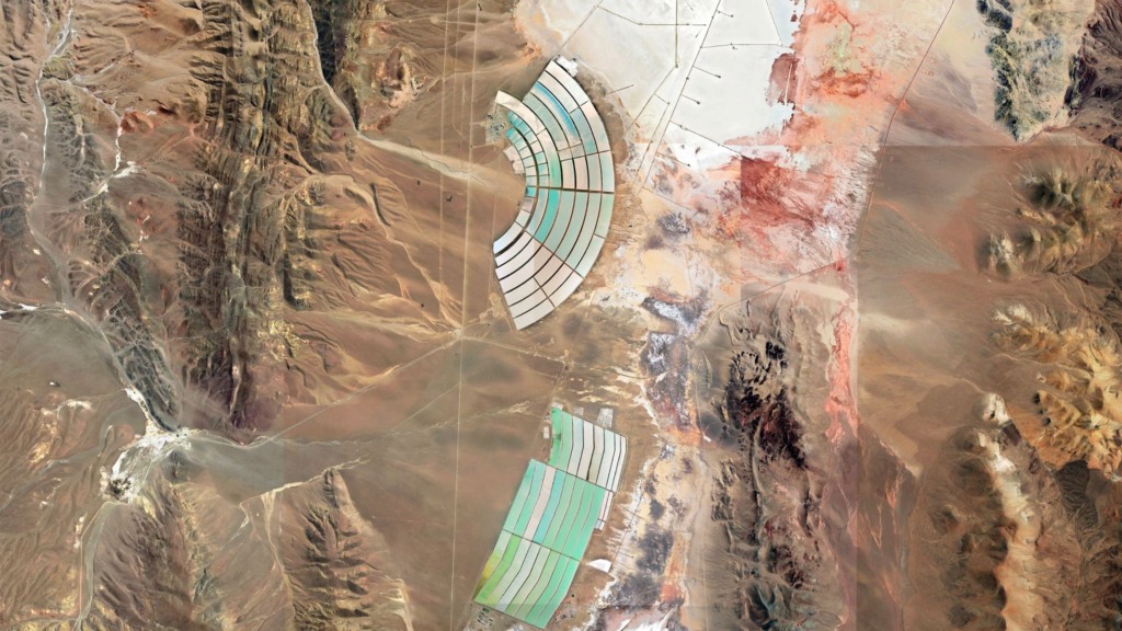 Vista de satélite da usina de lítio da Ganfeng Lithium nas salinas de Cauchari-Olaroz, em Jujuy, na Argentina (Foto Airbus/Maxar Technologies via Google Earth)