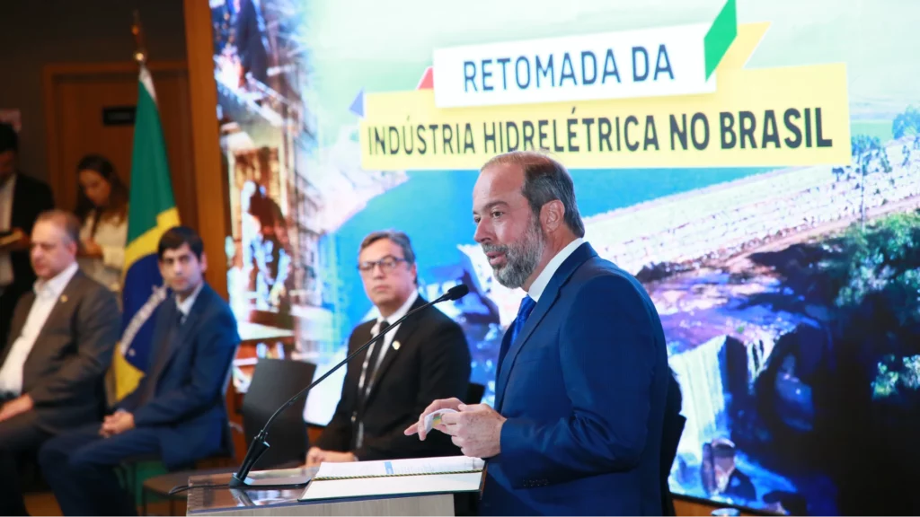 Ministro de Minas e Energia, Alexandre Silveira, fala durante cerimônia de anúncio de investimentos para a retomada da indústria hidrelétrica no Brasil (22/08/2025) - Foto: Tauan Alencar
