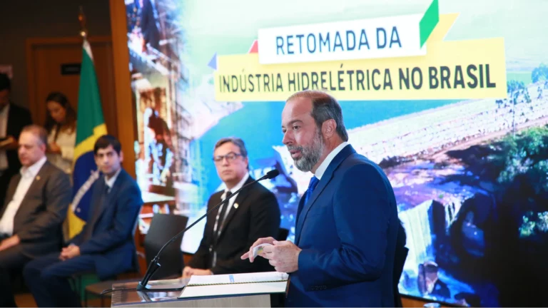 Ministro de Minas e Energia, Alexandre Silveira, fala durante cerimônia de anúncio de investimentos para a retomada da indústria hidrelétrica no Brasil (22/08/2025) - Foto: Tauan Alencar