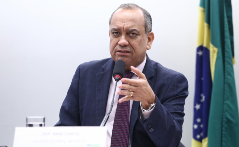 Deputado Max Lemos (PDT/RJ) preside audiência pública na CME sobre proposta de regulação de gasodutos de transporte de transporte da ANP (Foto: Vinicius Loures/Câmara dos Deputados)