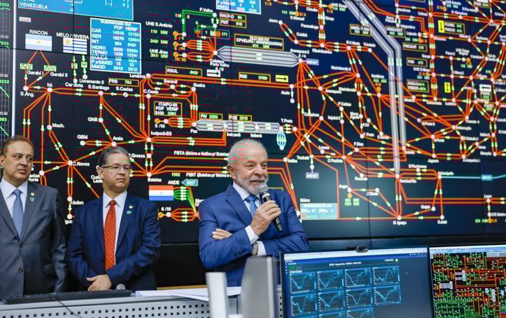 Presidente da República, Luiz Inácio Lula da Silva, durante visita aos testes de energização da Linha de Transmissão Manaus-Boa Vista, conduzidos pelo Operador Nacional do Sistema Elétrico. Setor de Indústrias e Abastecimento Sul, Guará – Brasília (DF).

Foto: Ricardo Stuckert / PR