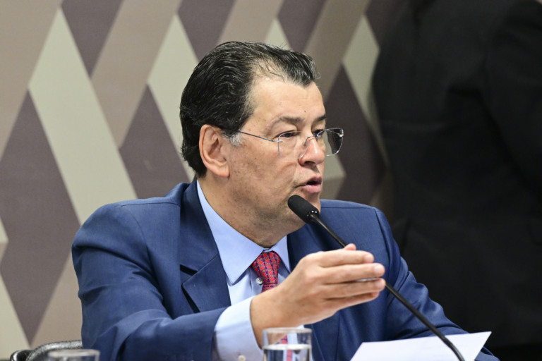 Relator do PLP 108/2024, senador Eduardo Braga (MDB/AM), na Comissão de Constituição, Justiça e Cidadania (Foto: Geraldo Magela/Agência Senado)