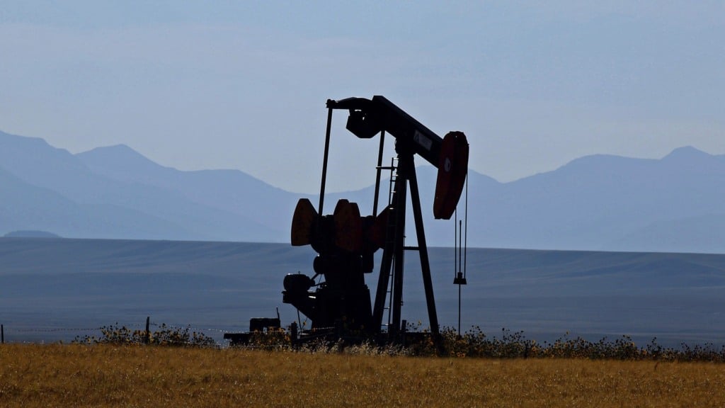 Bombas cavalos-de-pau (pumpjacks) para exploração onshore de petróleo, com céu azul ao fundo (Foto Brigitte Werner/Pixabay)