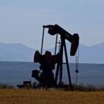 Bombas cavalos-de-pau (pumpjacks) para exploração onshore de petróleo, com céu azul ao fundo (Foto Brigitte Werner/Pixabay)