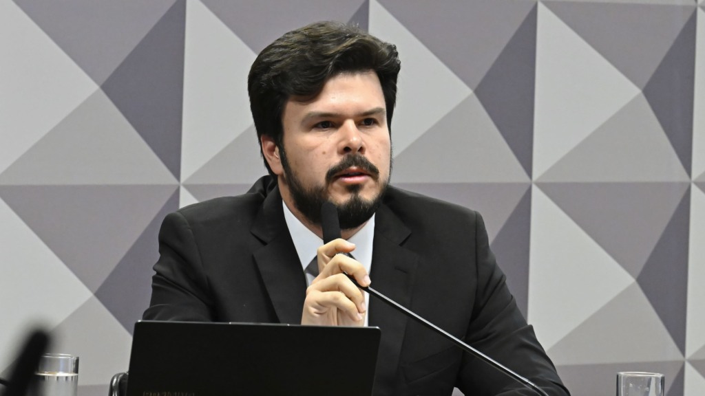 Fernando Coelho Filho, à mesa, durante reunião da comissão mista da MP 1300/2025 no Senado, em 2 de setembro de 2025 (Foto Waldemir Barreto/Agência Senado)