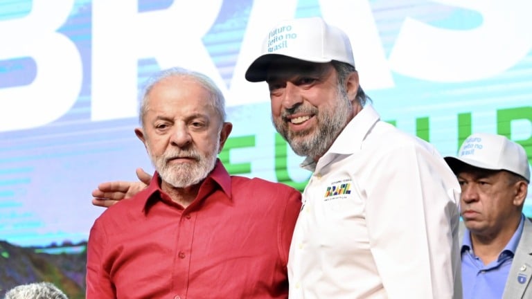 Lula e Silveira durante inauguração do Centro de Tecnologia e Inovação Agroindustrial da Acelen Renováveis, em Montes Claros (MG), em 8 de agosto de 2025 (Foto Ricardo Botelho/MME) Lula e Silveira durante inauguração do Centro de Tecnologia e Inovação Agroindustrial da Acelen Renováveis, em Montes Claros (MG), em 8 de agosto de 2025 (Foto Ricardo Botelho/MME)