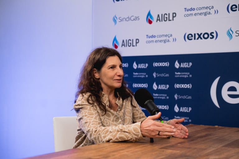 No estúdio eixos, entrevista com a professora da PUC Rio Adriana Gioda