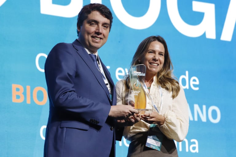 Pietro Mendes recebe o Prêmio Liderança em Biometano 2025 na Abertura Oficial do 12º Fórum do Biogás (Eduardo Viana/eixos)