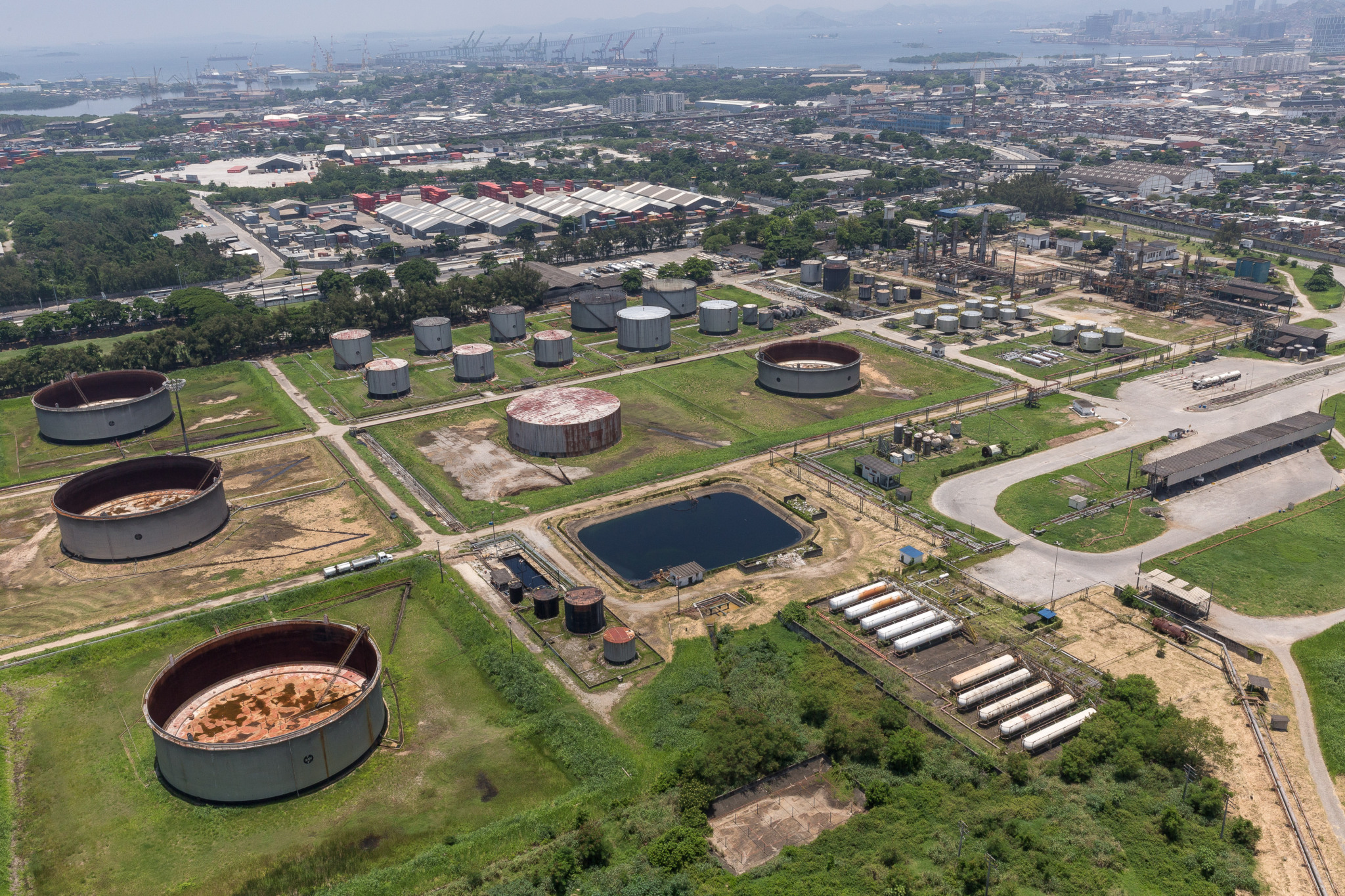 Visão aérea das instalações da Refinaria de Manguinhos, da Refit, na Zona Norte do Rio de Janeiro (Foto Diego Baravelli/Creative Commons)