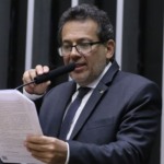 Ricardo Abrão, à tribuna da Câmara, durante sessão plenária que aprovou PL contra furto de petróleo e combustíveis em dutos, em 2 de setembro de 2025 (Foto Kayo Magalhães/Câmara dos Deputados)