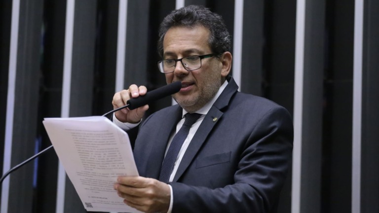 Ricardo Abrão, à tribuna da Câmara, durante sessão plenária que aprovou PL contra furto de petróleo e combustíveis em dutos, em 2 de setembro de 2025 (Foto Kayo Magalhães/Câmara dos Deputados)