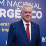 Deputado federal Rodrigo Rollemberg em entrevista ao estúdio eixos, durante o Fórum Nacional Energético, em 17 de setembro de 2025 (Foto Eduardo Reis/agência eixos)
