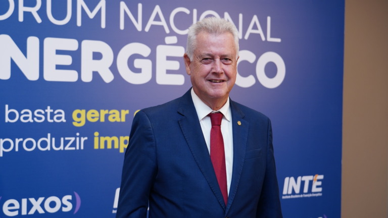 Deputado federal Rodrigo Rollemberg em entrevista ao estúdio eixos, durante o Fórum Nacional Energético, em 17 de setembro de 2025 (Foto Eduardo Reis/agência eixos)