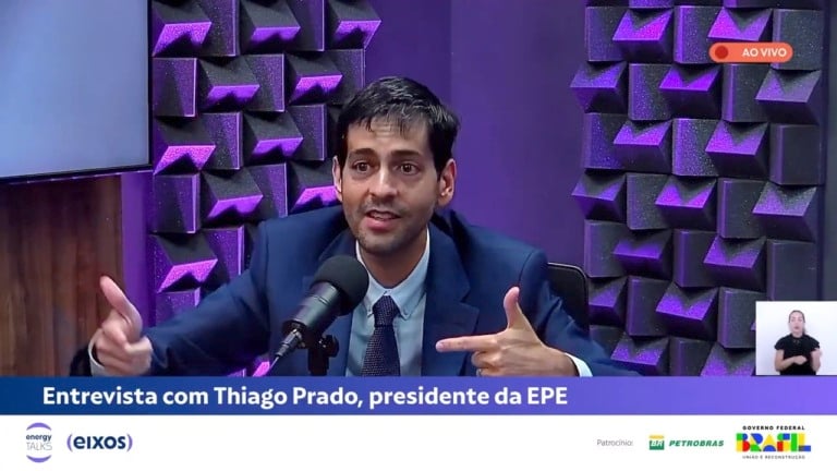 O presidente da EPE, Thiago Prado, no estúdio eixos durante o videocast Energy Talks. Foto: Reprodução do Youtube