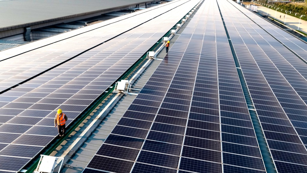 Trabalhadores em operação de usina fotovoltaica na província de Sichuan, na China, que contribui para o perfil de energia 100% limpa da Apple (Foto Divulgação China Clean Energy Fund)
