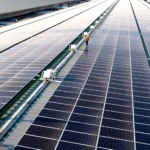 Trabalhadores em operação de usina fotovoltaica na província de Sichuan, na China, que contribui para o perfil de energia 100% limpa da Apple (Foto Divulgação China Clean Energy Fund)