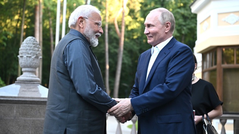 Vladimir Putin e o primeiro-ministro da Índia, Narendra Modi, durante negociações russo-indianas, no Kremlin (Moscou), em 9 de julho de 2024 (Foto Kremlin)
