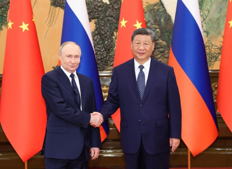 Presidente Chinês, Xi Jinping, e presidente russo, Vladimir Putin durante encontro dos BRICS, em Pequim. Foto: Huang Jingwen/Xinhua Presidente Chinês, Xi Jinping, e presidente russo, Vladimir Putin durante encontro dos BRICS, em Pequim. Foto: Huang Jingwen/Xinhua