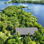 Placas solares fornecem energia renovável a hotel na floresta amazônica (Foto: Divulgação Huawei)