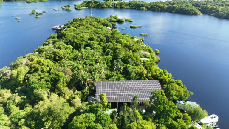 Placas solares fornecem energia renovável a hotel na floresta amazônica (Foto: Divulgação Huawei)