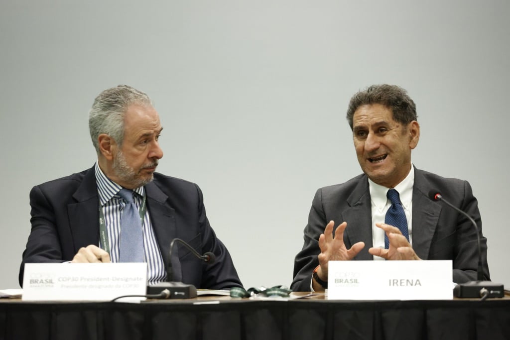 O presidente da COP30, André Corrêa do Lago, e o diretor-executivo da Irena, Francesco La Camera, na pré-COP em Brasília (Foto: Global Renewables Alliance)