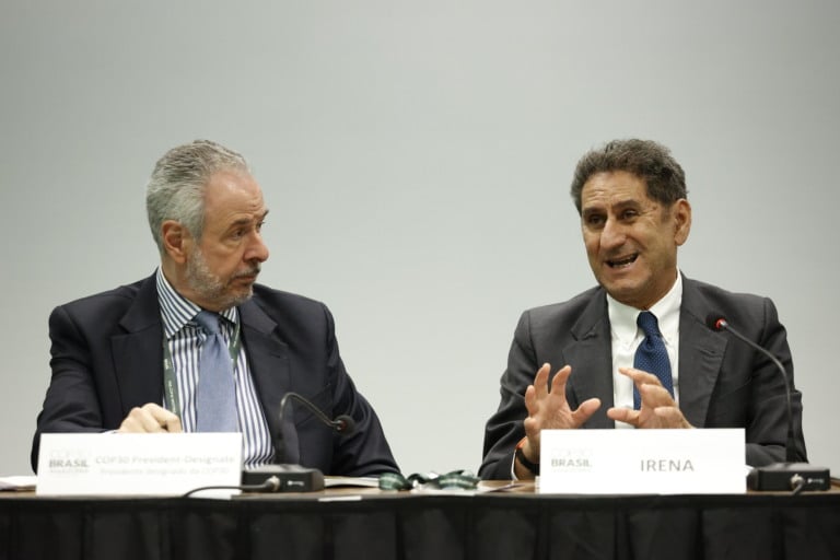 O presidente da COP30, André Corrêa do Lago, e o diretor-executivo da Irena, Francesco La Camera, na pré-COP em Brasília (Foto: Global Renewables Alliance)