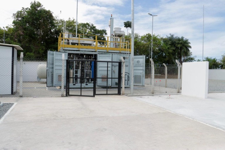 Eletrolisador de 100 kW instalado no Senai Park, em Ipojuca (PE), tem capacidade de produção de 30 kg de hidrogênio por dia (Foto: Sistema Fiepe) Eletrolisador de 100 kW instalado no Senai Park, em Ipojuca (PE), tem capacidade de produção de 30 kg de hidrogênio por dia (Foto: Sistema Fiepe)