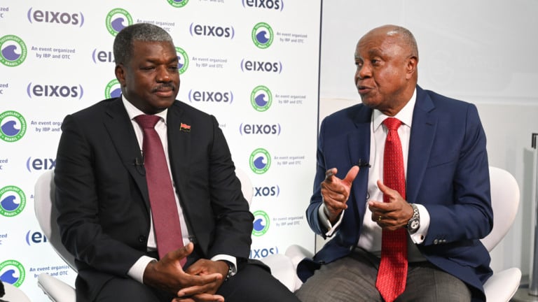 Alexandre Barroso (governo de Angola) e Nelson Narciso (NNF Energy), durante entrevista ao estúdio eixos na OTC Brasil 2025, no Rio, em 29 de outubro (Foto Juliana Rezende/agência eixos)