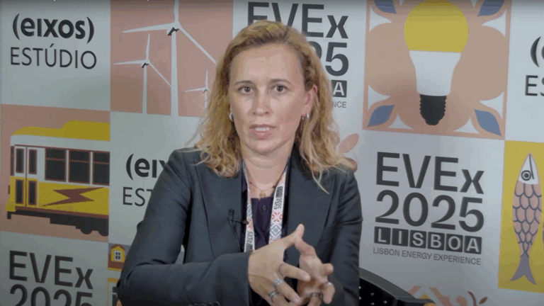 Captura de tela da entrevista da diretora-geral da Elecpor, Maria João Coelho, ao estúdio eixos durante a EVEx Lisboa 2025, em 8 de outubro de 2025 (Foto Reprodução eixos)