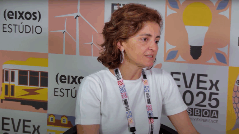Captura de tela da entrevista da advogada Maria João Rolim, sócia da Rolim Advogados, ao estúdio eixos durante a EVEX Lisboa 2025, em 7 de outubro de 2025 (Foto Reprodução eixos)