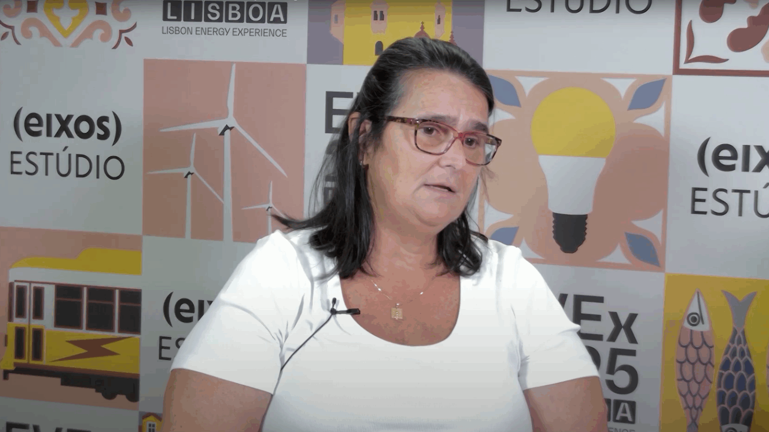 Captura de tela da entrevista da diretora do Instituto E+ Transição Energética, Rosana Santos, ao estúdio eixos durante a EVEX Lisboa 2025, em 8 de outubro de 2025 (Foto Reprodução eixos)